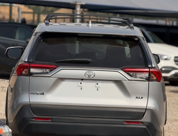 DISTRESS FOREIGN USED   2021 TOYOTA RAV4 XLE