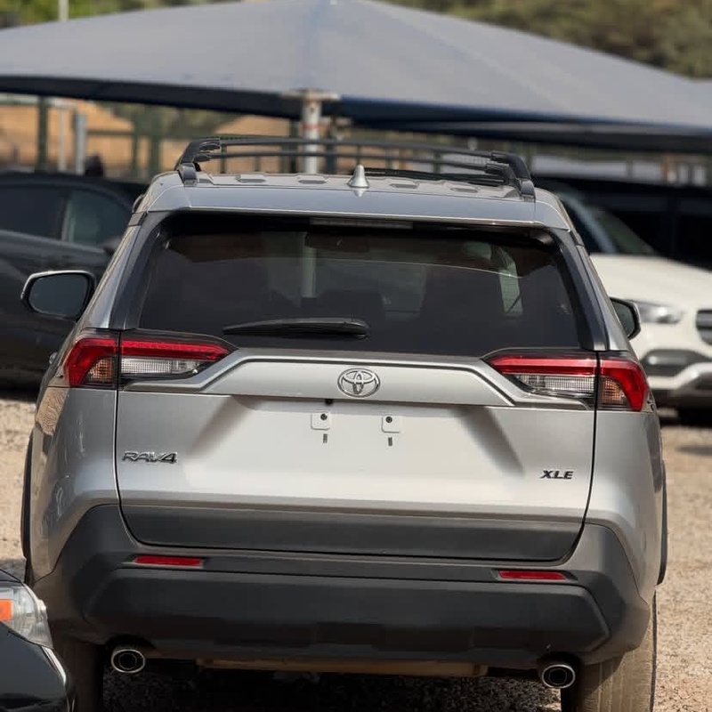 DISTRESS FOREIGN USED   2021 TOYOTA RAV4 XLE image