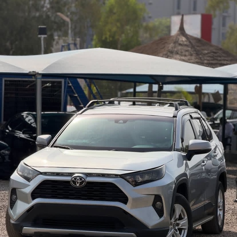 DISTRESS FOREIGN USED   2021 TOYOTA RAV4 XLE image