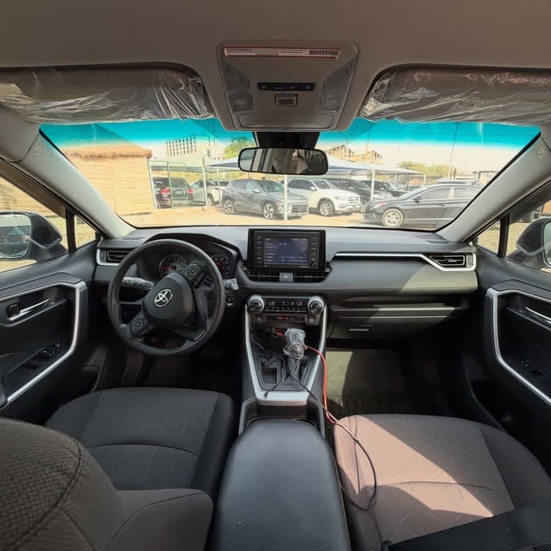 DISTRESS FOREIGN USED   2021 TOYOTA RAV4 XLE image