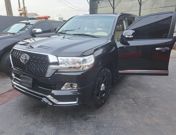 Distress Toyota Landcruiser 2010 upgraded to 2021