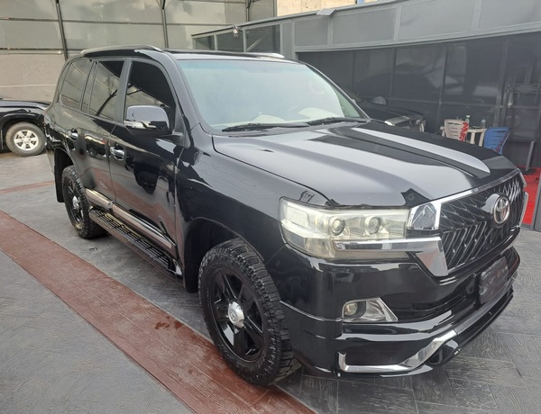 Distress Toyota Landcruiser 2010 upgraded to 2021