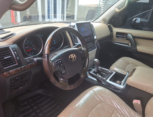 Distress Toyota Landcruiser 2010 upgraded to 2021