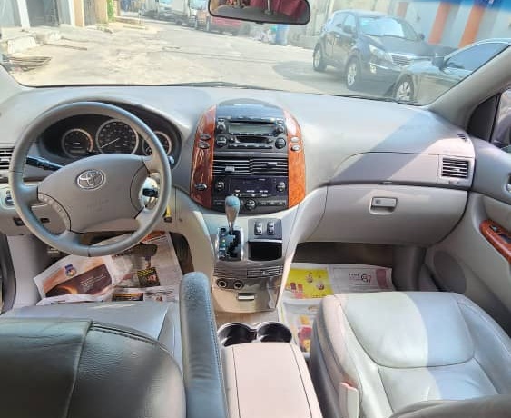 Foreign Used 2006 Toyota Sienna XLE In Lagos