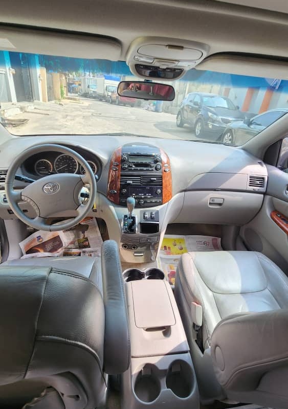 Foreign Used 2006 Toyota Sienna XLE In Lagos image
