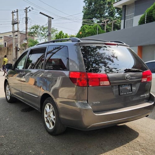 Foreign Used 2006 Toyota Sienna XLE In Lagos