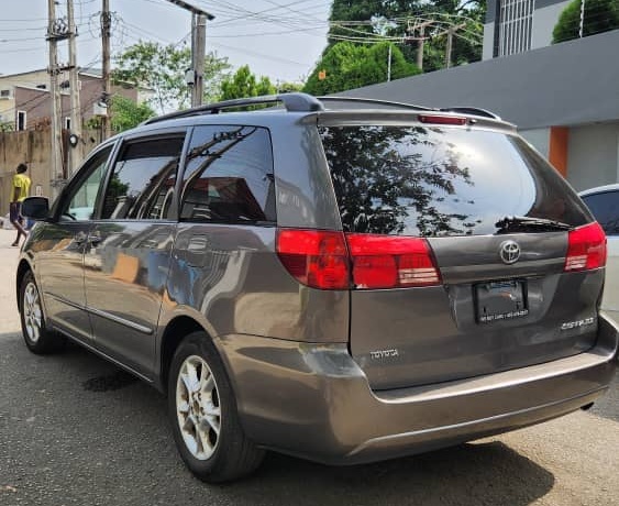 Foreign Used 2006 Toyota Sienna XLE In Lagos