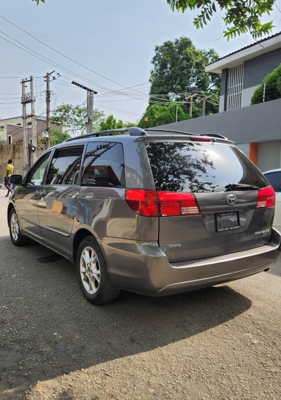 Foreign Used 2006 Toyota Sienna XLE In Lagos image