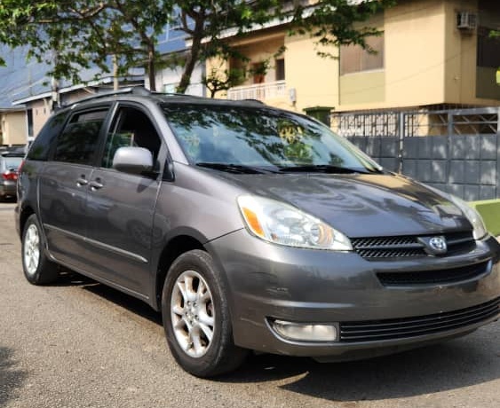 Foreign Used 2006 Toyota Sienna XLE In Lagos