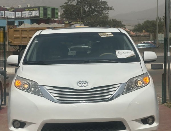 Foreign Used 2013 Toyota Sienna XLE for Sale In Abuja