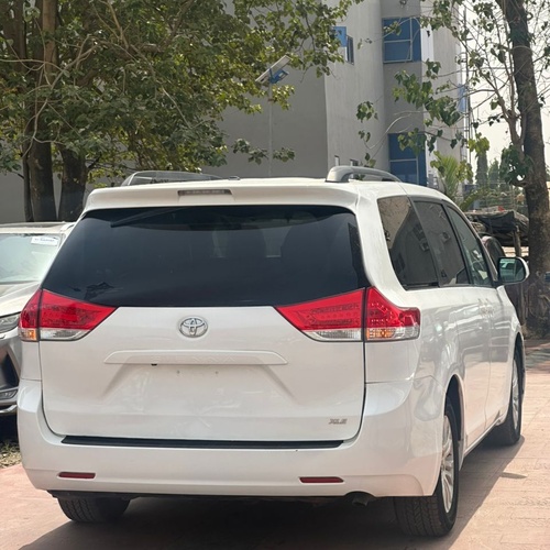 Foreign Used 2013 Toyota Sienna XLE for Sale In Abuja