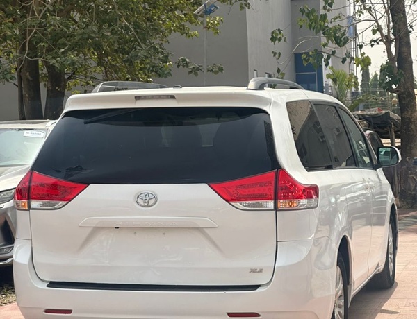 Foreign Used 2013 Toyota Sienna XLE for Sale In Abuja