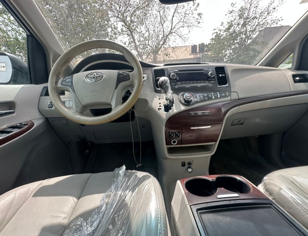 Foreign Used 2013 Toyota Sienna XLE for Sale In Abuja