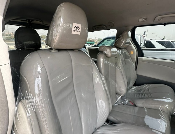 Foreign Used 2013 Toyota Sienna XLE for Sale In Abuja