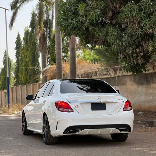 FOREIGN USED 2015 MERCEDES BENZ C300 FULL OPTION FOR SALE