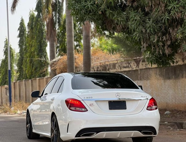 FOREIGN USED 2015 MERCEDES BENZ C300 FULL OPTION FOR SALE