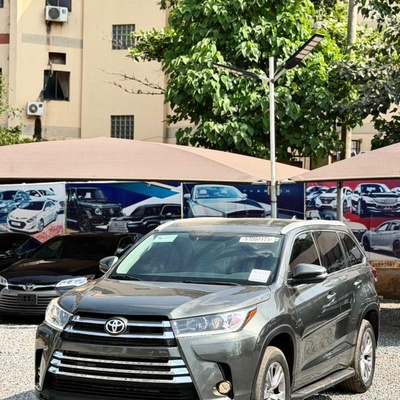 FOREIGN USED 2017 TOYOTA HIGHLANDER FOR SALE IN ABUJA