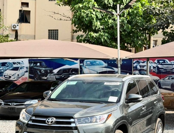 FOREIGN USED 2017 TOYOTA HIGHLANDER FOR SALE IN ABUJA