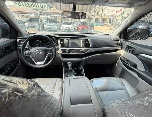 FOREIGN USED 2017 TOYOTA HIGHLANDER FOR SALE IN ABUJA
