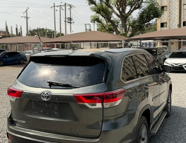 FOREIGN USED 2017 TOYOTA HIGHLANDER FOR SALE IN ABUJA