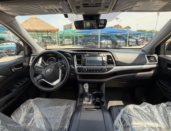 FOREIGN USED   2018 TOYOTA HIGHLANDER FOR SALE IN ABUJA