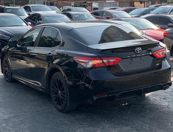 FOREIGN USED 2019 TOYOTA CAMRY SE FOR SALE IN ABUJA