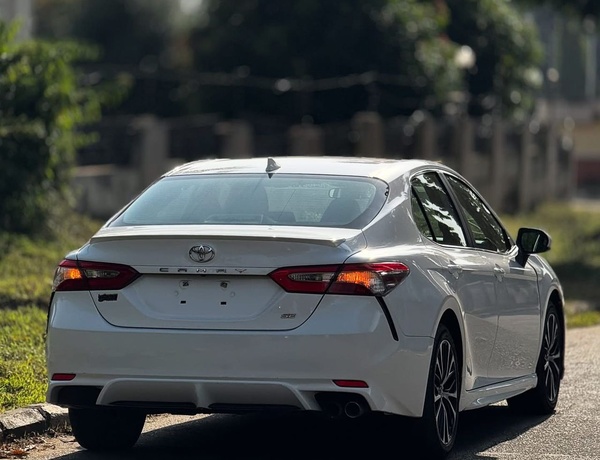 FOREIGN USED 2020 TOYOTA CAMRY SE FOR SALE IN ABUJA