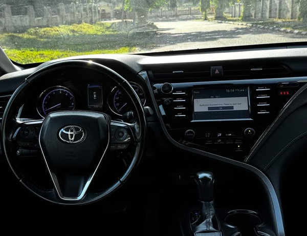 FOREIGN USED 2020 TOYOTA CAMRY SE FOR SALE IN ABUJA