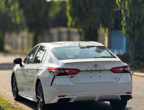 FOREIGN USED 2020 TOYOTA CAMRY SE FOR SALE IN ABUJA