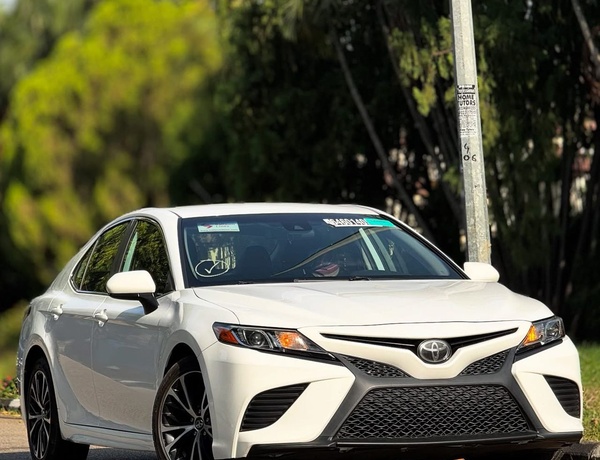 FOREIGN USED 2020 TOYOTA CAMRY SE FOR SALE IN ABUJA