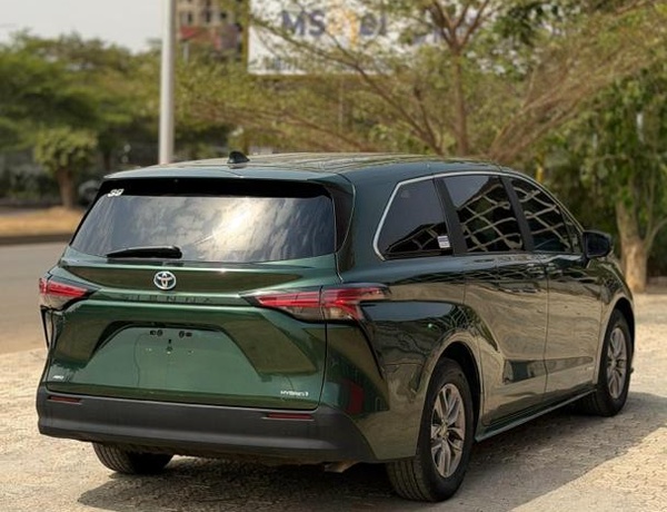 FOREIGN USED 2021 TOYOTA SIENNA HYBRID FOR SALE IN ABUJA