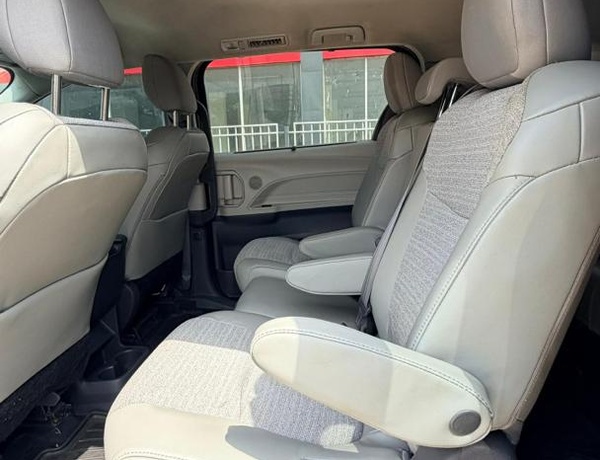 FOREIGN USED 2021 TOYOTA SIENNA HYBRID FOR SALE IN ABUJA