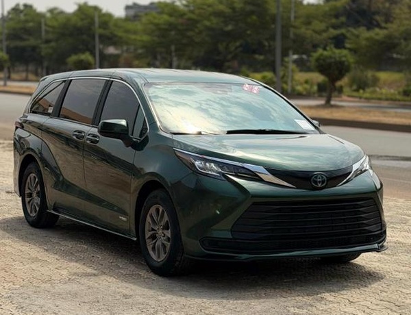 FOREIGN USED 2021 TOYOTA SIENNA HYBRID FOR SALE IN ABUJA