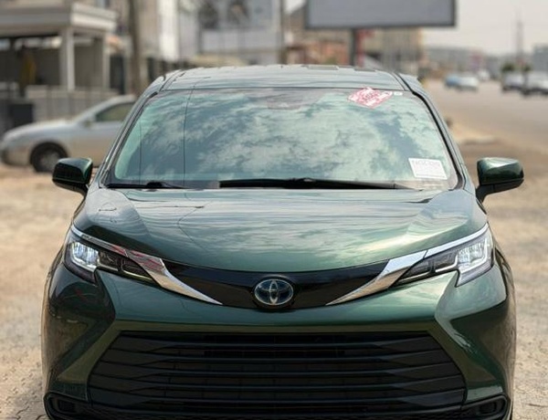 FOREIGN USED 2021 TOYOTA SIENNA HYBRID FOR SALE IN ABUJA