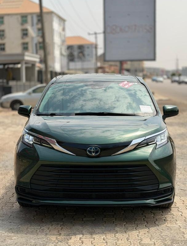 FOREIGN USED 2021 TOYOTA SIENNA HYBRID FOR SALE IN ABUJA image
