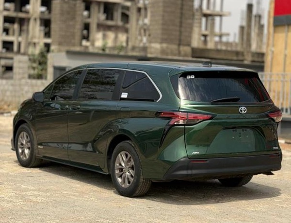 FOREIGN USED 2021 TOYOTA SIENNA HYBRID FOR SALE IN ABUJA