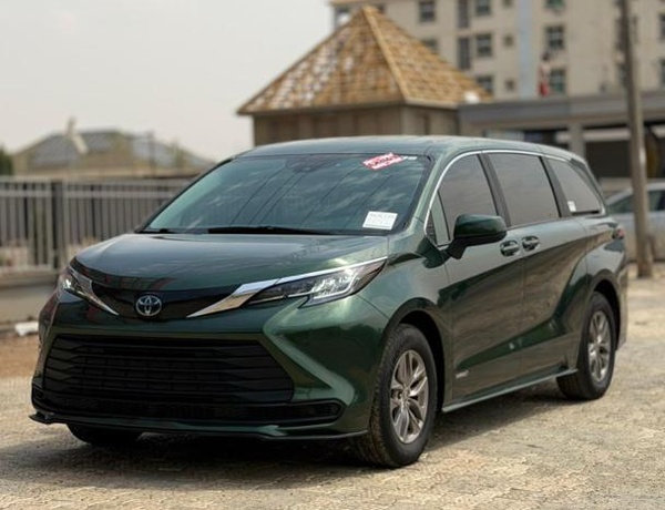 FOREIGN USED 2021 TOYOTA SIENNA HYBRID FOR SALE IN ABUJA
