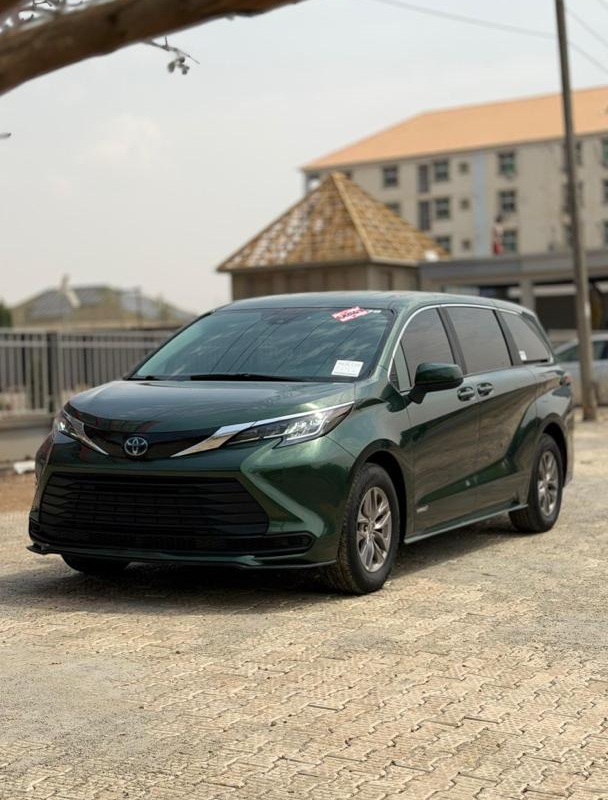 FOREIGN USED 2021 TOYOTA SIENNA HYBRID FOR SALE IN ABUJA image