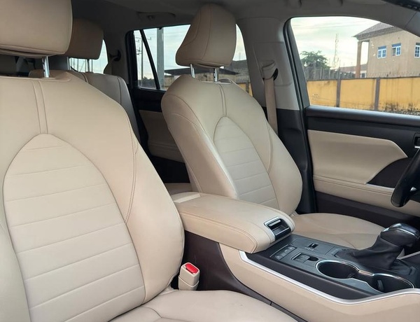 FOREIGN USED 2022 TOYOTA HIGHLANDER XLE FOR SALE IN ABUJA