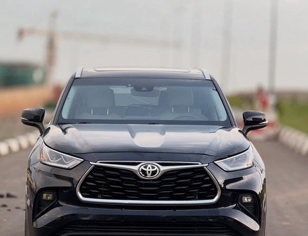 FOREIGN USED 2022 TOYOTA HIGHLANDER XLE FOR SALE IN ABUJA