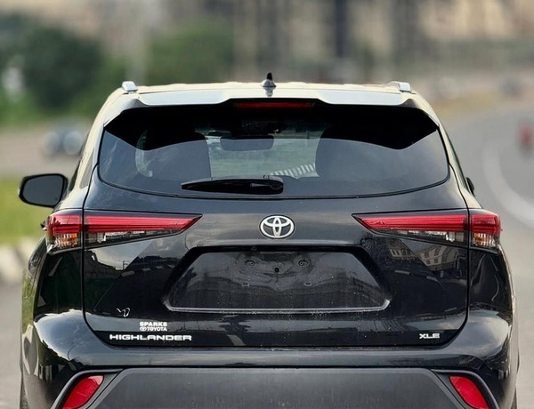 FOREIGN USED 2022 TOYOTA HIGHLANDER XLE FOR SALE IN ABUJA