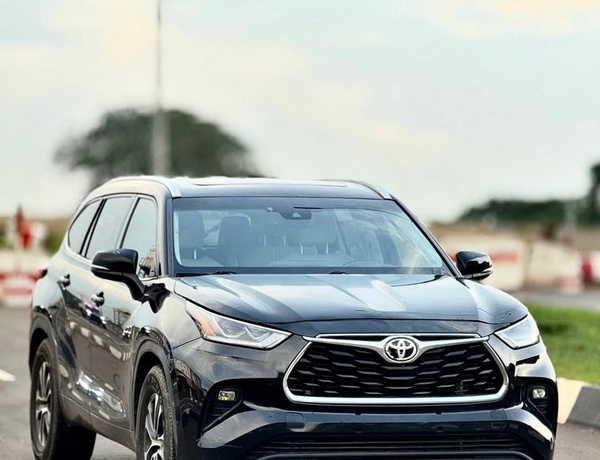 FOREIGN USED 2022 TOYOTA HIGHLANDER XLE FOR SALE IN ABUJA