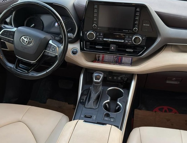 FOREIGN USED 2022 TOYOTA HIGHLANDER XLE FOR SALE IN ABUJA