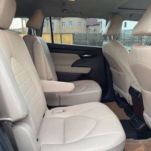 FOREIGN USED 2022 TOYOTA HIGHLANDER XLE FOR SALE IN ABUJA