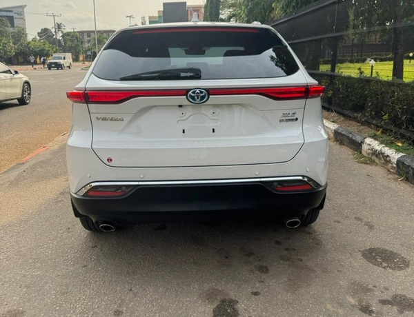 Foreign Used 2023 Toyota Venza XLE Hybrid for Sale In Lagos