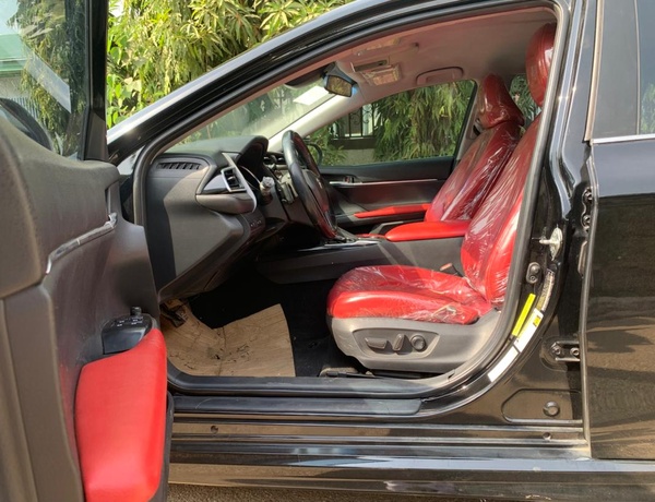 FOREIGN USED TOYOTA CAMRY 2018 SPORT SE MODEL.