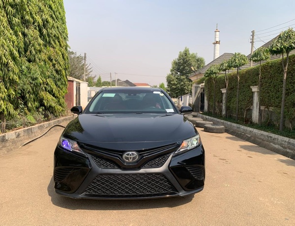 FOREIGN USED TOYOTA CAMRY 2018 SPORT SE MODEL.