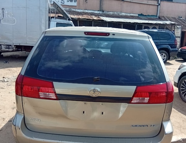 Foreign Used Toyota Sienna 2004 for Sale In Lagos