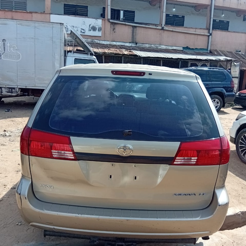 Foreign Used Toyota Sienna 2004 for Sale In Lagos image