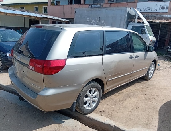 Foreign Used Toyota Sienna 2004 for Sale In Lagos